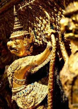 مجسمه طلایی تاریخی گردشگری