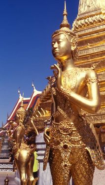 مجسمه طلایی تاریخی گردشگری 2