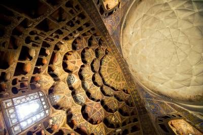 عناصر تزئینی سقف و دیوار مسجد 1