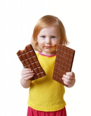 دختر بچه شکلات خوراکی