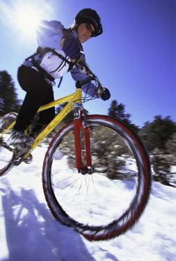 دوچرخه سواری سرد زمستان ورزش برف