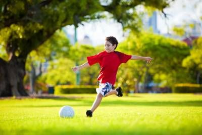 پسر بچه فوتبال توپ بازی ورزش