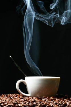 کافی شاپ فنجان قهوه داغ بخار
