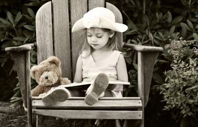 دختر بچه کلاه مطالعه عروسک صندلی