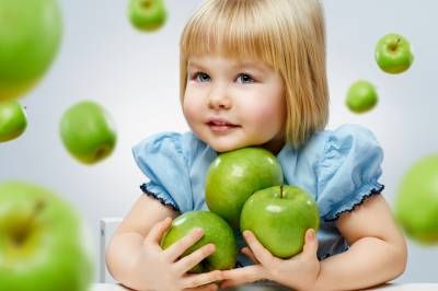 دختر بچه سیب میوه