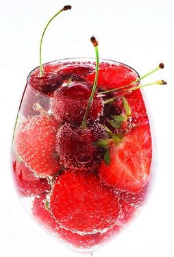 آبمیوه توت فرنگی لیوان آب  