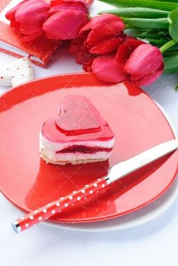 شیرینی خامه ای چاقوی قرمز  