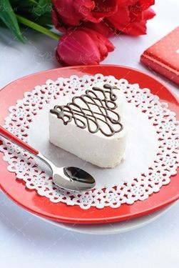 شیرینی خامه ای بشقاب قرمز  