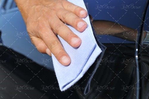 خشک کردن ماشین با دستمال 