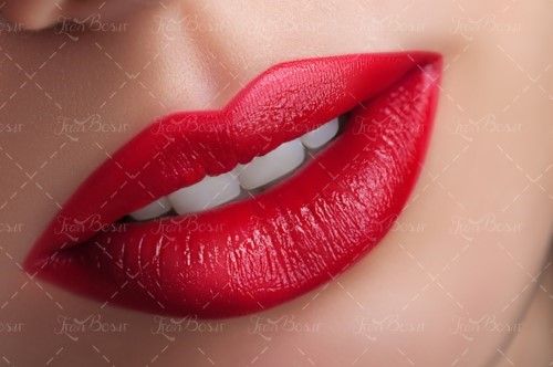سالن زیبایی آرایش صورت رژ لب  
