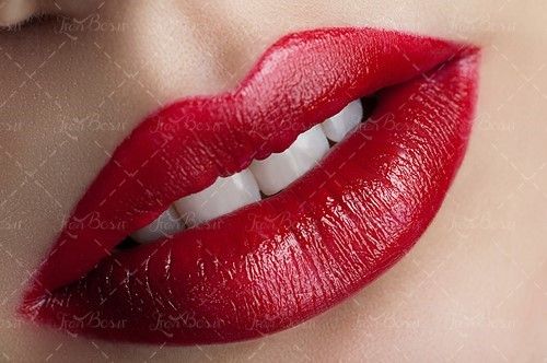 رژ لب قرمز سالن آرایش 