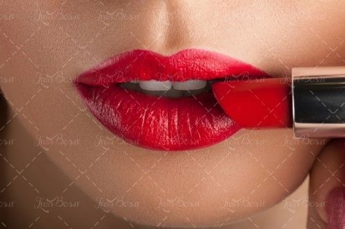سالن آرایش کشیدن  رژ لب به لب 