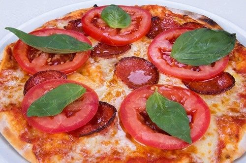 پیتزا با تزئین شاهی و گوجه 