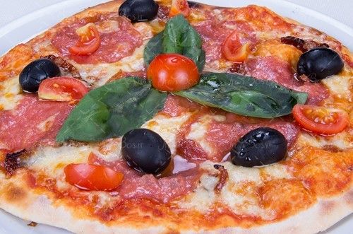 پیتزا با تزئین شاهی و گوجه وآلو 