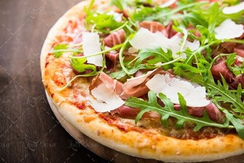 پیتزا گوشت با تزئین سبزیجات 