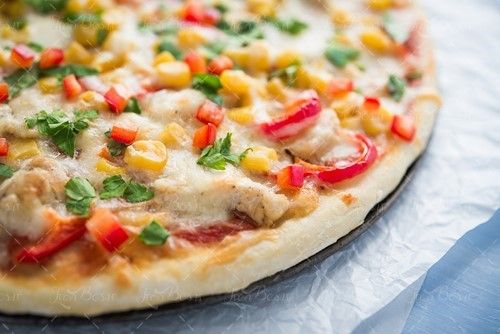 پیتزا گوشت با تزئین سبزیجات 1