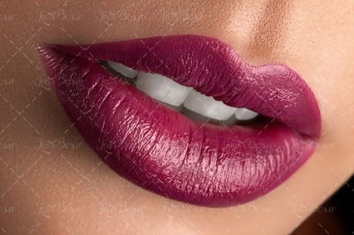 سالن آرایش رژ لب شرابی رنگ 