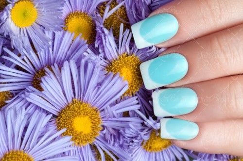 لاک ناخن آبی فیروزه ای رنگ 