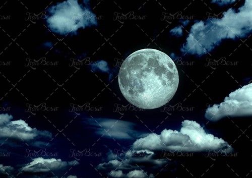 ماه در شب ابر آسمان سیاه 
