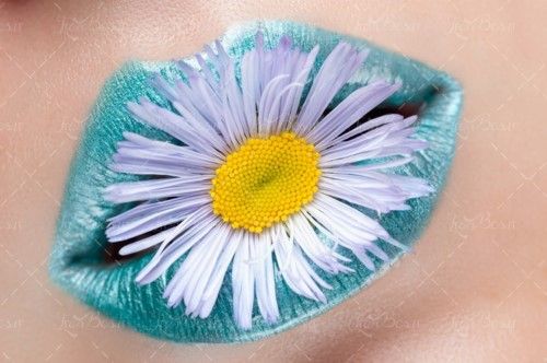 رژ لب فیروزه ای سالن آرایش 