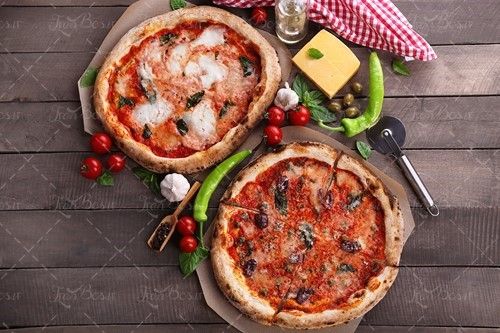 پیتزا با تزئین گوجه گیلاسی و فلفل