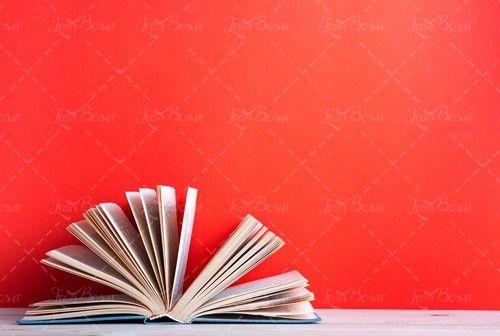 کتاب دیوار رنگ قرمز 