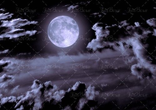 ابر آسمان تیره ماه روشن در شب 