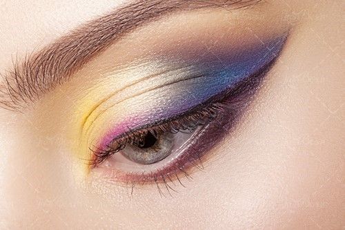 آرایش صورت سایه دور چشم 