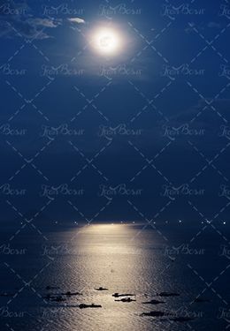نور ماه روی آب دریا شب مهتابی 