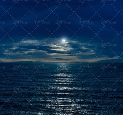 شب مهتابی نور ماه بر روی آب دریا 