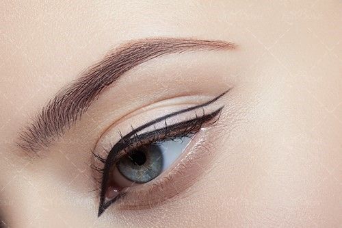 سایه خط چشم  سالن آرایش 