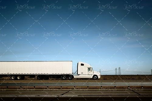 تریلی سفید رنگ ترانزیت حمل بار 