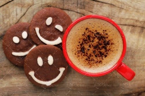 قهوه فنجان قرمز کیک کاکائویی 