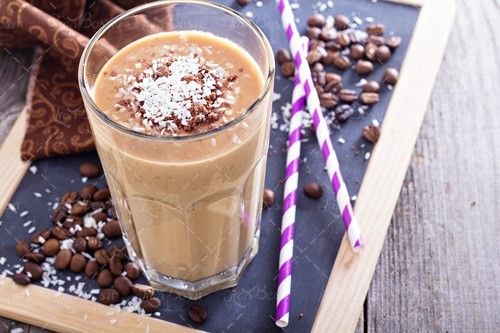 شیر کاکائ. با تزئین نارگیل قهوه 