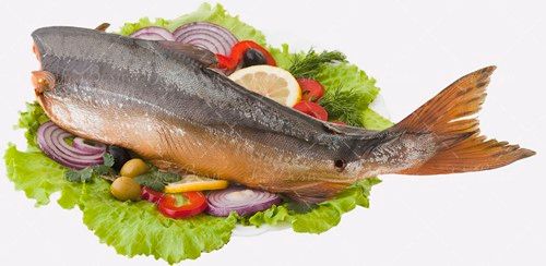 خوراک ماهی با تزئین پیاز و کاهو 