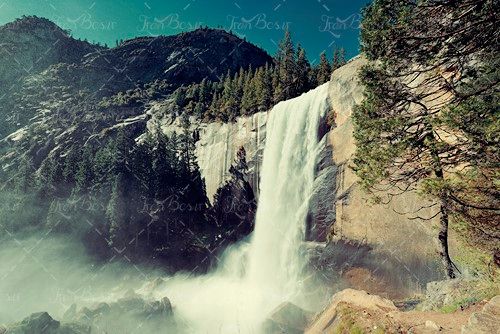 رودخانه پر آب آبشار بزرگ 