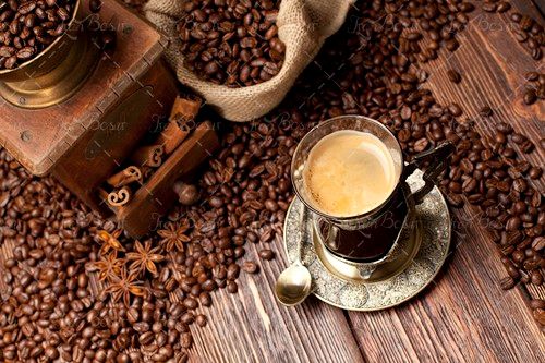 استکان قهوه دانه های قهوه 