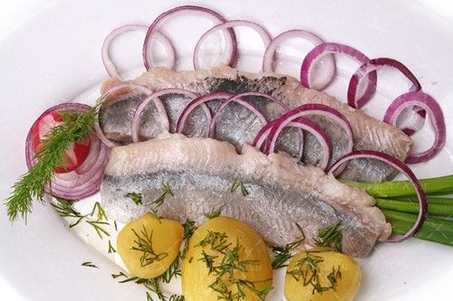 گوشت ماهی با تزئین پیاز و شوید 