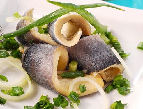 خوراک ماهی با تزئین پیازچه 