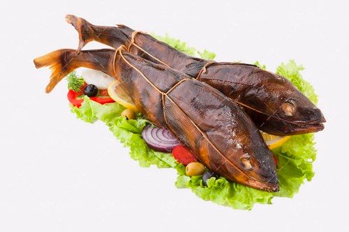  ماهی کباب شده با تزئین کاهو 