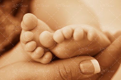 پاهای نوزاد کودک بچه دست مادر 