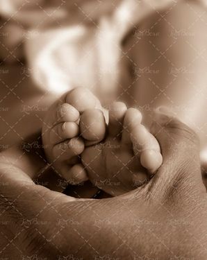 دست مادر پاهای نوزاد کودک بچه 1