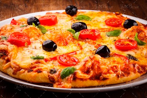 فست فود  پیتزا با تزئین آلو 