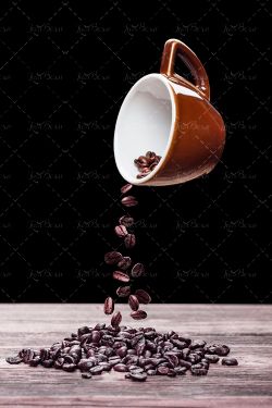 ریختن دانه قهوه از داخل فنجان 