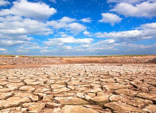 آسمان آبی زمین ترک خورده 
