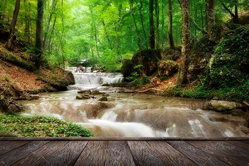تابستان رودخانه شیب دار سنگی 