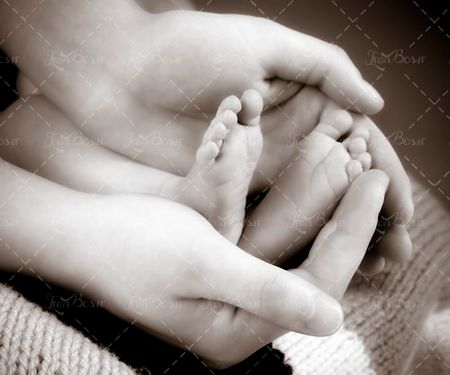 پای کودک دست مادر 1