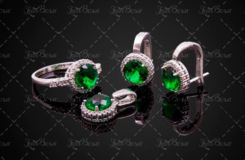 انگشتر و گوشواره با نگین سبز 