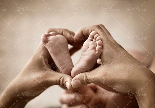 پاهای نوزاد در دستان مادر قلب 