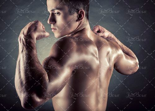 فیگور گرفتن بدن ساز سالن بدنسازی 